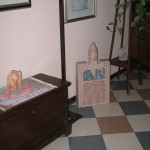 ambientazione con scultura in marmo rosso di verona "monolito"