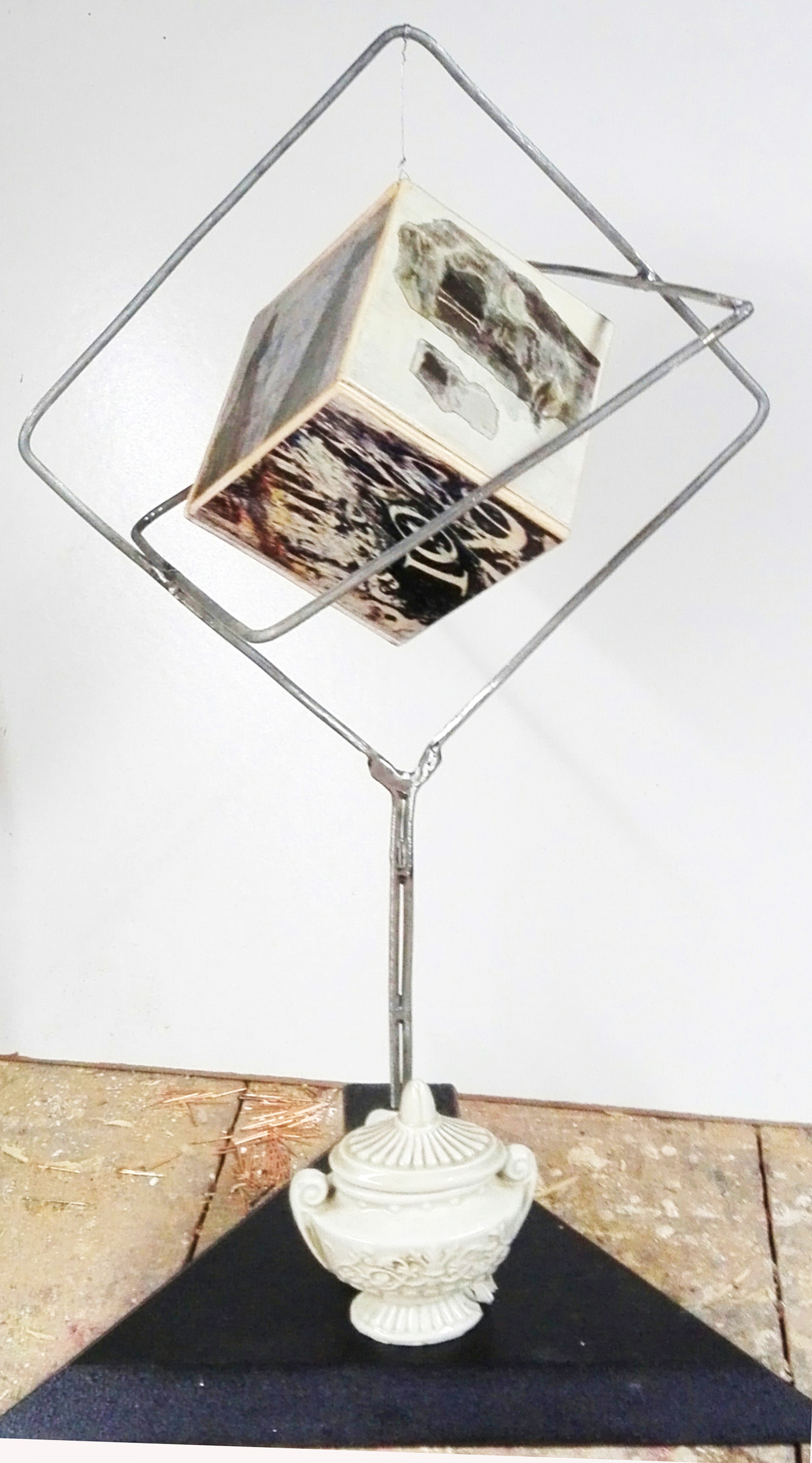 L'urna, ferro, legno e porcellana H 45 cm